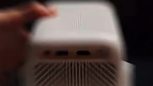 360°云台自由转，投影角度随心调，无需移动机器，客厅观影更便捷。