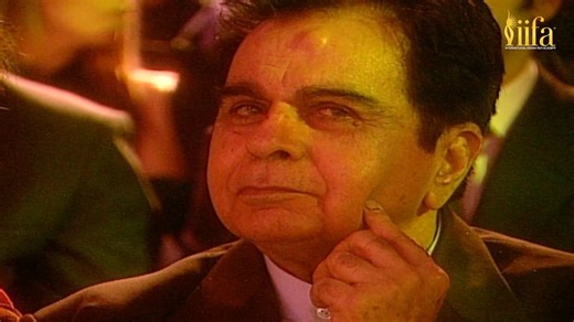 A remarkable tribute by #ShahrukhKhan to the legendary late Dilip Kumar at #IIFA2004, Singapore truly reminds us of his unforgettable great work! #IIFA #Bollywood #HappyBirthdayDilipKumar | IIFA Awards