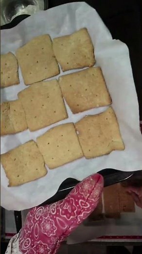 Let's Make Some Graham Crackers With Fresh Milled Flour #grainsinsmallplaces