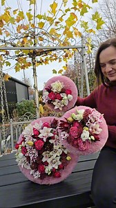 🌸💗 Roselily Samantha® takes the lead in these designs by Zielony Motyl Kwiaciarnia, each one built around a bold pink circular frame. She utilises its soft pink petals with a crisp white edge to add gentle contrast, while the upright, long-lasting open blooms create natural fullness. 🐝 Pollen-free and with layered petals, Roselily Samantha® fits seamlessly into the rounded structure, bringing a clean, modern look to every arrangement. ✨💕 💐🧑‍🎨 Zielony Motyl Kwiaciarnia & Aleksandra Flak 📦