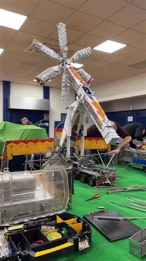 Hold Tight Riders on Instagram: "this isn’t just a model ride it’s a full on engineering project! #topbuzz #mondial #kirmes #funfair"