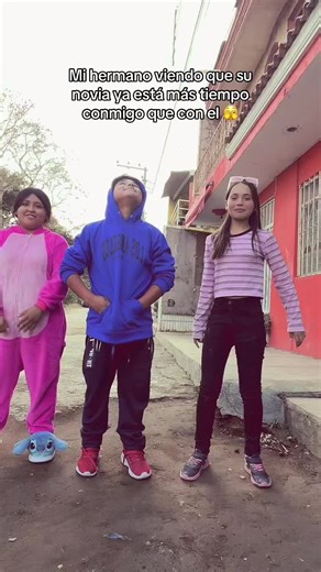 Video de Dana y clementina 👭💖 (@dana.y.clementina) relacionado con “little brother meeting sisters boyfriend”