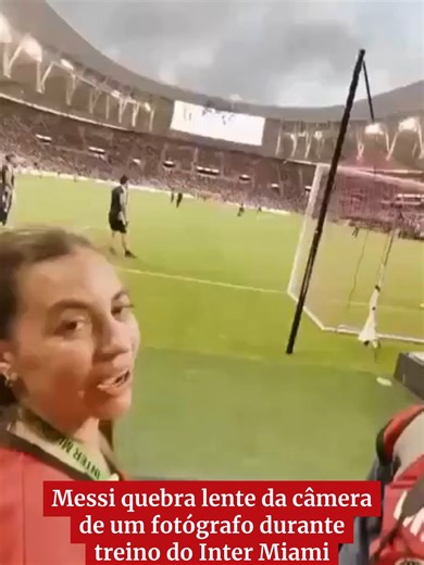 Qual a força de um chute de Lionel Messi? Durante um treino do Inter Miami, o argentino viralizou após acertar a bola na lente da câmera de um fotógrafo e quebrar o equipamento. O momento foi registrado por uma profissional que estava ao lado do representante da imprensa. A gravação mostra o momento em que a bola atinge a lente e assusta o fotógrafo. Na sequência, ele levanta a câmera e percebe o estrago causado pelo chute de Lionel Messi. Surpreso com a situação, o fotógrafo retira um pedaço do