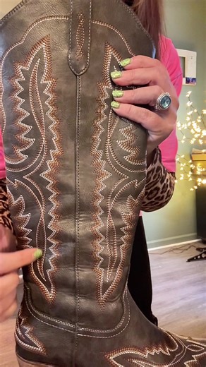 If the outfit still looks good while I’m pulling boots on… it’s a yes! #westernstyle #bootoutfits #boots #widecalfboots #cowgirlboots