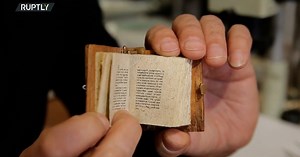 Najmanja knjiga na svetu prodata za 3.500 evra: Može da se čita samo pomoću lupe, stara je više od 70 godina