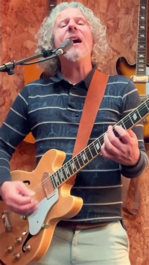 New Year's day (U2 Live Looper Cover) #432hz #u2 #livelooping #classicrock #guitar