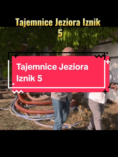 ZATOPIONA BAZYLKA, KTÓRA NIE POWINNA ISTNIEĆ Bazylika w jeziorze İznik została odkryta przypadkiem w 2014 roku, a przez ponad 1500 lat nikt nie wiedział, że istnieje. Znajduje się zaledwie kilka metrów pod wodą, co rodzi pytanie: dlaczego tak potężna budowla nie została wcześniej zauważona? Archeolodzy ustalili, że świątynia została zniszczona przez trzęsienie ziemi w 740 roku, a potem jezioro stopniowo ją pochłonęło. Co ciekawe, konstrukcja zachowała idealny zarys murów i absydy, jakby czas się