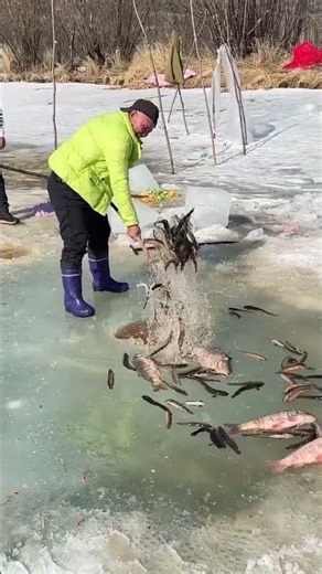 The Catch of a Lifetime! 🐟 Traditional Ice Fishing Magic#BigCatch​#ViralFishing​#AmazingFishing