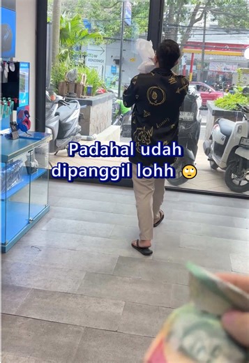 Padahal udah dipanggil ini kembaliannya ketinggalan tapi saking senengnya customer kita dengan belanja di Planet Computer sampe lupa segalanya😆 #PlanetComputer #LaptopIndonesia #laptopgaming #laptopbandung