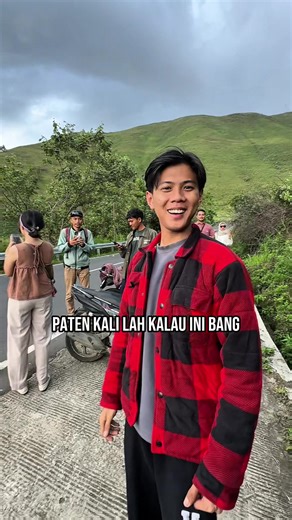LIHAT KITA KETEMU SIAPA DI DANAU TOBA!!! ADA YANG KENAL?? @fillixpratama25 🤩🤩 Btw kalian kapan nih ketemu mimin? Tertarik jelajah Danau Toba bareng kami? Plan & book your trip now with us! #laketoba #danauToba #visittoba #tobatrip #privatetrip