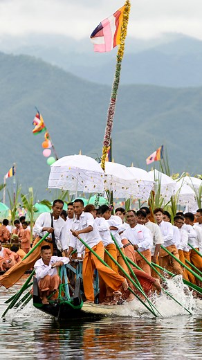 🛶Dozens of boats filled with Buddhist worshippers followed a gold barge on Myanmar's famed Inle Lake, as part of the celebrations for one of the country's biggest festivals. The seventeen-day Phaung Daw Oo pagoda festival has returned after being cancelled for three years. But the devotees' joy is tinged with sorrow, as Myanmar faces a bloody civil conflict following a military coup that has seen thousands killed and arrested #AFP 🎥📸 AFPTV @saiaungmain #Myanmar #festival #buddhism | AFP News 