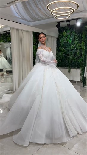 1.7K views · 18 reactions | 懶 #princessbride #weddinghousedüsseldorf #bride #princessbride #princessdress #wedding #hochzeitskleid #brautkleid #bridalstore #weddingdress #dress #bridal #reels | ＥＬＢＩＳＥＬＬＡ | Facebook