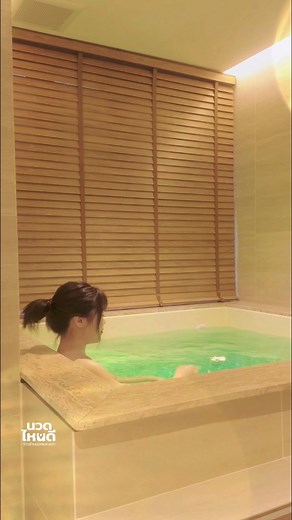🛁 ออนเซ็นส่วนตัว แร่ธาตุแท้จากญี่ปุ่น ✨ เปิดใหม่ ใจกลางสาทร ฟีลลักชูแบบไม่ต้องบินไกล . 🏡 Lunara Spa and Private Onsen – สาทร . 💎 ร้านใหม่ เงียบ สงบ สวยหรู Minimal Luxury 🚝 เดินทางสะดวก ใกล้ BTS 🚗 มีที่จอดรถ ไม่ต้องวนหา 🛁 ห้องออนเซ็นส่วนตัว กว้าง มาเดี่ยวก็ได้ มาเป็นคู่ก็ดี 🇯🇵 แช่น้ำแร่ ใช้ผงแร่ธาตุพรีเมียมนำเข้าจากญี่ปุ่น . 💆‍♀️ คอร์สแนะนำ : Lunara Onsen Journey 🔥 แช่ออนเซ็นน้ำแร่ 40°C ให้ร่างกายคลายก่อน 😌 ความอุ่นค่อยๆ ไล่ความตึงออกจากทั้งตัว 💆‍♀️ ต่อด้วยนวดน้ำมันในห้องส่วนตัว ✨ ฟีล