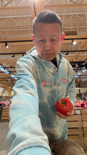 Beefsteak tomatoes are very healthy and safe to eat. Beefsteak Healthy and important food and safe to eat. support heart healthy Beefsteak Tomato red fruit : Good for health Tomatoes Vine good health Organic and regular with Beefsteak มะเขือเทศบีฟสเต็กมีประโยชน์ต่อสุขภาพและปลอดภัยต่อการรับประทาน บีฟสเต็กเป็นอาหารที่ดีต่อสุขภาพและสำคัญ และปลอดภัยต่อการรับประทาน ช่วยบำรุงสุขภาพหัวใจ มะเขือเทศบีฟสเต็ก ผลสีแดง: ดีต่อสุขภาพ ต้นมะเขือเทศดีต่อสุขภาพ ปลูกแบบออร์แกนิกและแบบปกติกับบีฟสเต็ก | Nopadol Yamsi