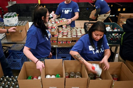 As federal workers miss paychecks during shutdown, many turn to food banks for relief