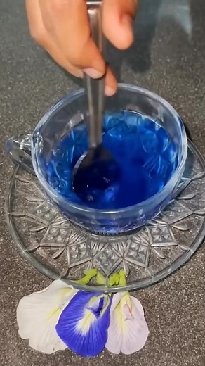 That moment broke me. My grandmother no longer recognized anyone in our family. We had to move her into a care home because her memory had faded so much. But then something incredible happened… The nurses started giving her a spoonful of honey mixed with a simple homemade spice 🍯🌿. A few days later, she looked at me, smiled, and said my name — for the first time in months. She said she felt “clear” again… like a fog had lifted. 🥹 If you haven’t heard about this honey trick, I left the link be