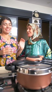 922K views · 4.5K reactions | Épisode 3 : Au tour de la nouvelle génération. ​ ​ Dans cet épisode de notre mini-série, c’est Ilyane qui prend le relais en cuisine pour préparer un bon chili con carne. Elle montre à sa mamie comment utiliser la Clipso Minut’Duo simplement. ​ ​ Quel est le plat que vous avez fait découvrir à vos parents/grands parents et qu’ils adorent ?  | SEB Algérie | Facebook