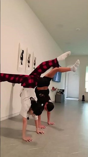 full split!! 😭🤣🤪#bffs#forfun#trend#funny#handstand#splits