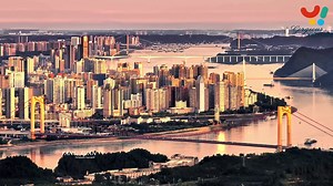 This aerial video captures the beauty of Yichang as the setting sun bathes the city in a golden glow. Zhixi Yangtze River Bridge, the Yiling Yangtze River Bridge, the Yiwan Railway Bridge and the Wujiagang Yangtze River Bridge can all be seen. Video by Yang Xuan | Gorgeous Yichang