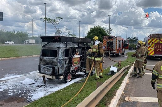 Vídeo mostra food truck em chamas próximo a viaduto do DF