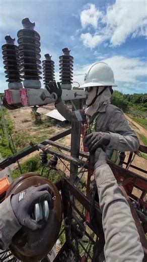 Dangerous Power Line Repair by USA Linemen 🔥