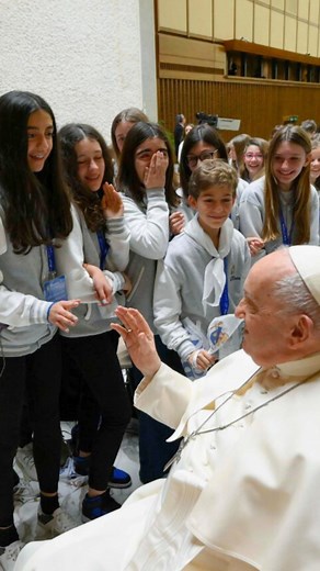 Pope Francis encourages young people to make their own way in life, basing their decisions on truth and not on the opinions or ‘likes’ of others. The Pope met with students of the Milan-based ‘Collegio Rotondi’ in the Paul VI Hall. “Be true lovers of the truth, and therefore always available to listen and discuss.” | Vatican News