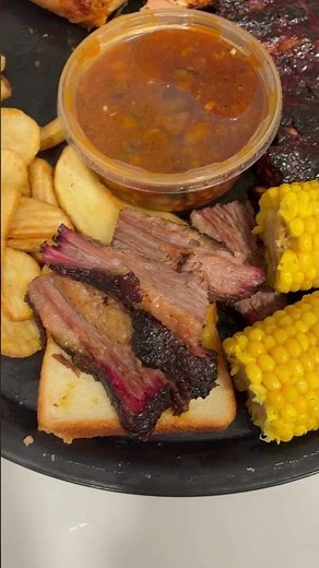 Famous Dave's Bar-B-Que with a huge BBQ set #lasvegas #food #americancuisine 6.15