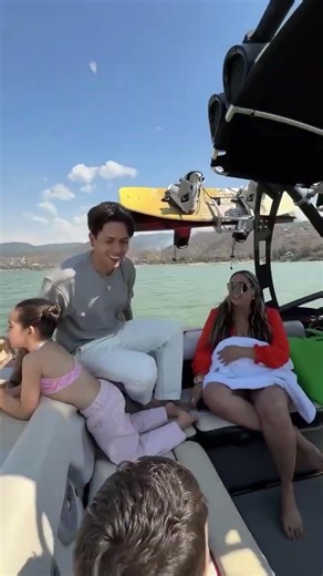 Kima and Juanito watching the boat 🙊