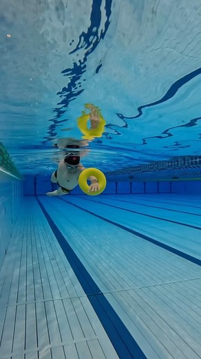 山崎裕太 | 泳ぎのコーチ on Instagram: "🏊‍♀️クロール・キャッチ上手くなりたい!! Catch Technique🏊 キャッチは、ただ肘を曲げるだけじゃないよ！ 手のひらから前腕を面として当ててみよう👌 その結果として肘が曲がるような形になると良いね👍 浮くアイテムがあると分かりやすいね😉 #swimcoach #swimtechnique #elbow #肘は掌 #buoy"