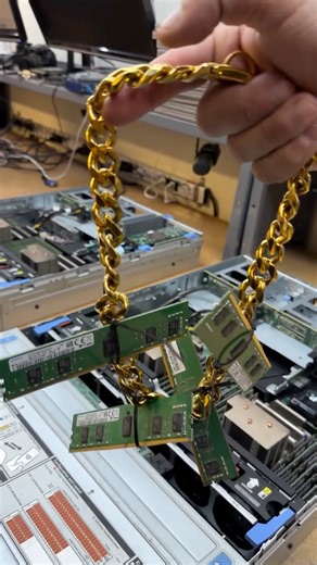 Hardware Plug on Instagram: "Ram Chain 🤖 #HardwarePlug 🔌 🔌 🔌 #ai #ram #datacenter #tech #artificialintelligence #memory #crypto #nvidia #aiartist #armenian #it"