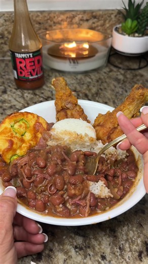 Slow cooked red beans and rice all day in the crockpot served up with crispy fried chicken and jalapeño cheddar cornbread 😮‍💨🍗🌽 #ComfortFood #CrockpotMeals #SoulFoodSunday #RedBeansAndRice #SouthernCooking