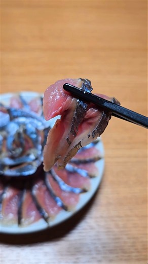 ​【衝撃】極太秋刀魚の刺身を「肝醤油」で食べたら美味すぎた