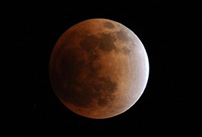 Americas to get glimpse of total lunar eclipse