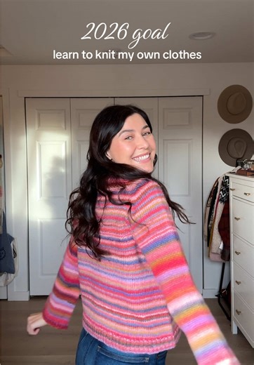Still in shock that I MADE THIS! 🥹 Pattern: Step by Step Sweater by @florence. It’s a free pattern (you’ll find it on Ravelry) and there’s an in-depth YouTube video where she walks you through the whole process. Perfect for beginners and I couldn’t have done it without her tutorial! Yarn: @LANGYARNS | knit it your way Cloud in color 003 sourced from @Jade — ViolentCatLady (I think I used about 3.5 skeins). It’s a variegated yarn so it gradually changes colors as you knit, making these stripes. 