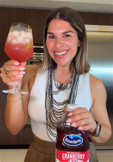 Este Cranberry Mule Mocktail es una bebida refrescante sin alcohol y preparada con Ocean Spray. Me encanta el jugo de cranberry Ocean Spray porque además de ser delicioso y refrescante, me ayuda a cuidar el mundo que llevo dentro. Ingredientes: •2oz jugo de cranberry Ocean Spray •2oz jugo de cranberry blanco Ocean Spray •1/2 oz jugo de limón fresco •2oz ginger beer •Sparkling water para completar •Rodajas de limón fresco para decorar •Romero para decorar Receta: Lava tus limones y córtalos en ro