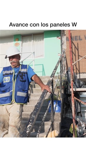 Empezamos los muros de panel W | Un Techo para Pecas | Capítulo 21 Ve a ver el video completo AQUÍ: https://youtu.be/wtqiSEb4b9M En este nuevo episodio de Un Techo para Pecas seguimos transformando la casa de nuestro querido albañil Pecas. Hoy conocerás los avances del proyecto y cómo los muros de panel W están tomando forma, una solución práctica, ligera y resistente que está ayudando a construir un hogar más digno y eficiente. Agradecimientos especiales a: Andmon GLASS Solococinas Gallery AK H