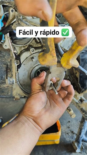 1.7M views · 7.8K reactions | Forma fácil y rápido de sacar tapa lateral de moto 110 cc 六‍ #trucos #hacks #motos | Top riders speed | Facebook