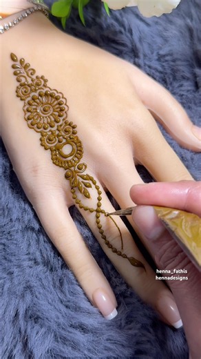 Cute and Easy Hennadesign #minimalmehndi #easymehndi #simplehenna #simplemehndi #hennadesign