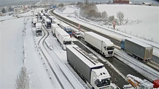 Piégés par la neige, des centaines de véhicules passent la nuit sur l'A36