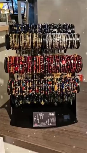 Heb je nog iets leuks nodig om je outfit mee af te stijlen 😊 of zoek je nog een leuk kadootje😃 Dan hebben wij leuke Armbandjes & oorbellen!🎅🌲 | Mooonz