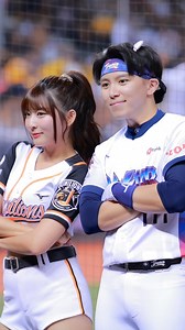 Travis崔維斯⚾️ on Instagram: "﫶 不枉費我們等了一整場 終於在九下相遇同台了 感謝兩位花童幸福繞圈 謝謝明星隊安打的串連 讓我們每隻安打比愛心 以及得分開張一起慶祝 謝謝兩隊帶來精彩賽事 所有團隊夥伴都辛苦了 明天還有一天繼續加油 #中華職棒 #明星賽 #瑟七 #travis #cp #同台 #啦啦隊 #應援團長 #大瘋崔 #嗨起來 #崔 #阿崔"