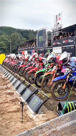 ఈ ఒక్క మనిషి తప్పు చేస్తే మొత్తం మోటోక్రాస్ రేస్ ముగిసినట్టే 😮 | Motocross Gate Man