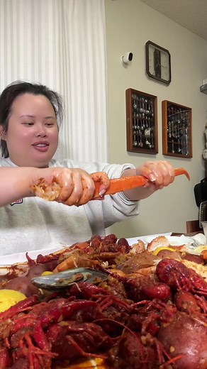 Delicious Seafood Mukbang with Giant Crab and Cajun Shrimp