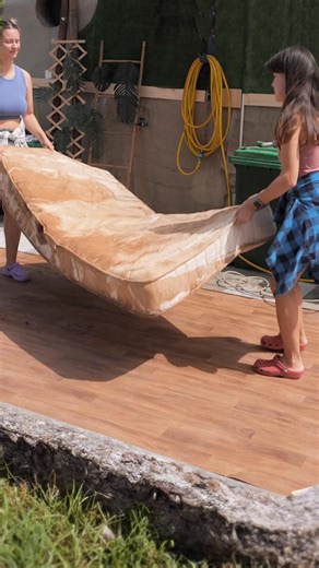 A surprising process of cleaning a dirty old mattress🛏️ | 5-Minute Crafts GIRLY