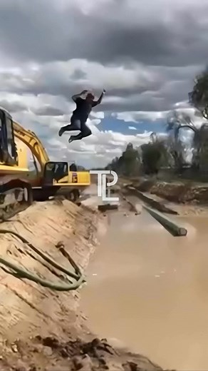 When the pipeline job gets flooded… why not dive bomb a bell hole! 🤙🎥 Jace Cagle #thepipelinelife #bluecollar #pipeline #pipeliner #operator #pipegang #construction | The Pipeline Life