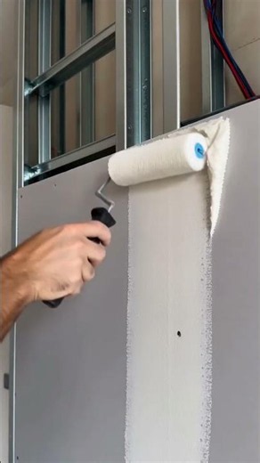 Soggiorno moderno con parete TV in cartongesso
