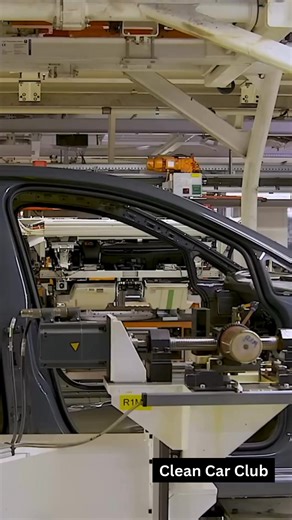 Car factory: dashboard installation | CleanCar Club