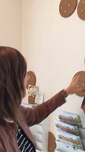 Ruckzuck eine individuelle Pinnwand basteln? Unsere Interior Designerin Katrin zeigt im IKEA Mitmachhaus, wie das geht. Mehr dazu und zur Eröffnung von IKEA Magdeburg am 31.8. findet ihr unter bit.ly/_IKEAMagdeburg | IKEA