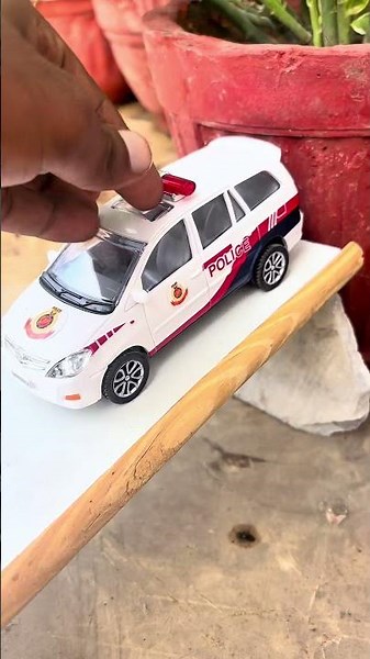 救急車のミニカーとカーズのおもちゃをチェックしたら坂道走るよ☆はたらくくるまのおもちゃで名前を覚えよう！
