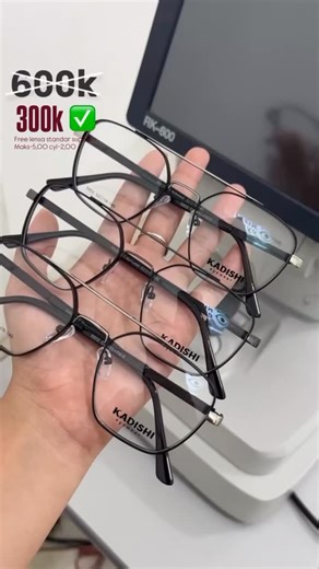 Optik Rizki Eye Plus Dumai on Instagram: "New look🕶✨ Dengan design modern, stylish yang ngebuat penampilan kamu makin classy dan on point. Dengan harga bersahabat dan stok terbatas, jangan sampai kehabisan yaa‼️‼️yukk buruan ke store🤗 Tersedia juga berbagai jenis lensa 📌photocromic 📌blueray 📌bluecromic 📌OneDrive 📌antifog Setiap pembelian sudah free 📝hardcase 📝lap micro fiber 📝cairan pembersih (free refill) Location optic📍 Optik Rizki Eye+ Dumai Jl. Pangeran Diponegoro No.82, Rimba Sek